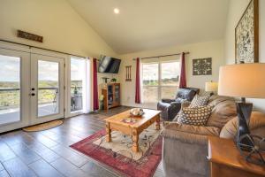 uma sala de estar com um sofá e uma mesa em Center Point Countryside Cottage with Deck, Grill! em Center Point