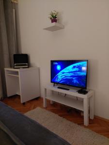 Una televisión o centro de entretenimiento en Faraon Apartman