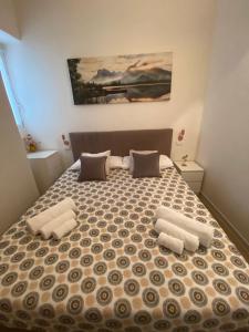 um quarto com uma cama com duas toalhas em Casa Vacanze: Eureka em Ostuni