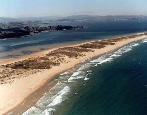 una vista aérea de la playa y del océano en Hotel Meve Mar, en Somo
