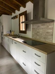 cocina con fregadero y encimera en Casa rural en jerte: La casa del molino en Jerte