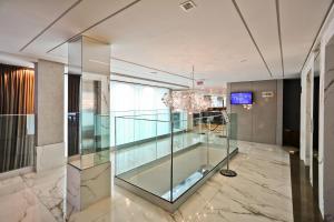 um elevador de vidro no átrio de um edifício em Sandri Palace Hotel em Itajaí