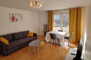 salon z kanapą i stołem w obiekcie Cosy Rent Strasbourg Garage Wifi Terrasse Dream Host Romain w Strasburgu