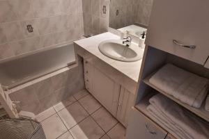 łazienka z umywalką i wanną w obiekcie Cosy Rent Strasbourg Garage Wifi Terrasse Dream Host Romain w Strasburgu