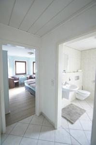 ein Bad mit einem Waschbecken und einem WC in einem Zimmer in der Unterkunft Pension Belzer in Boppard
