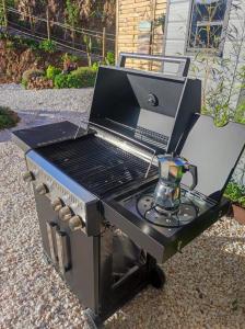 Sprzęt do grillowania w luksusowym namiocie