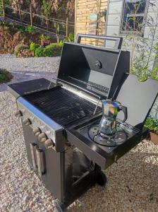 a grill with a laptop on top of it at Glamping Finca el Olivo in Mijas
