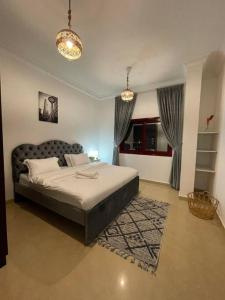 een slaapkamer met een groot bed in een kamer bij Beach view, Cozy 2BR apartment in Sharjah