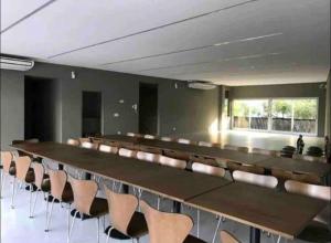 una sala de conferencias con una mesa larga y sillas en Espacio Walden I Practical Comfort & location en Buenos Aires