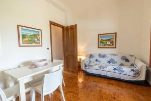 een woonkamer met een tafel en een bed bij 3-Casa sul mare con piscina vicino Cefalù in Campofelice di Roccella