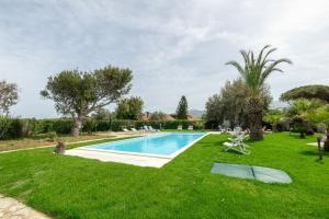 een afbeelding van een zwembad in een tuin bij 3-Casa sul mare con piscina vicino Cefalù in Campofelice di Roccella