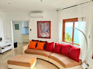 un salon avec un canapé et une fenêtre dans l'établissement Sitges Balcony Pool & Seaside Apartment, à Sitges