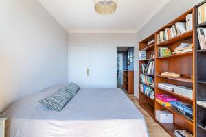 1 dormitorio con cama y estanterías en Marseille: appartement standing vue sur mer, en Marsella