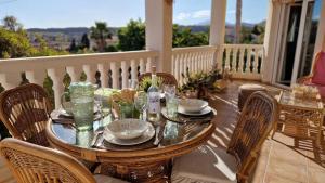 Restaurace v ubytování Casa Gran Mirador - Ruime vakantie villa met groot privé zwembad 8-14 pers