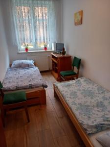 Postel nebo postele na pokoji v ubytování Kwatery pod wieżą