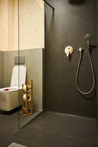 Vonios kambarys apgyvendinimo įstaigoje Cosy 1-bedroom apartment with free parking