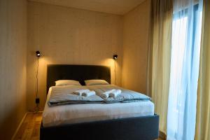 sypialnia z łóżkiem z dwoma ręcznikami w obiekcie Cosy 1-bedroom apartment with free parking w Demianowskiej Dolinie