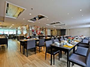 a dining room with tables and chairs in a restaurant at Sandri Palace Hotel in Itajaí