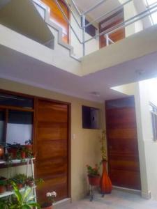 Habitación con escalera y puerta de madera. en Montafé Mirador, en Tarma