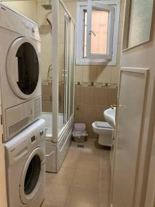 een badkamer met een wasmachine en een wastafel bij 3+1 ŞİŞLİ SQUARE CENTRAL HOUSE in Istanbul