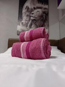 uma pilha de toalhas sentadas em cima de uma cama em APTO COM VARANDA - 5KM DO AEROPORTO BSB - Nucleo Bandeirante em Brasília