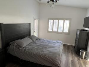 een slaapkamer met een groot bed en een raam bij 3 Bedroom 2 Bath Oasis in Cozy Neighborhood in Las Vegas