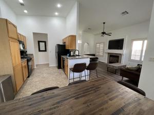 een keuken en een woonkamer met een tafel en stoelen bij 3 Bedroom 2 Bath Oasis in Cozy Neighborhood in Las Vegas