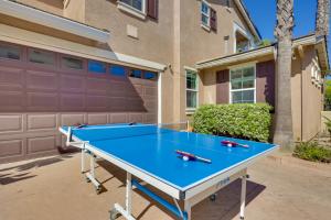 - une table de ping-pong devant une maison dans l'établissement Family-Friendly Camarillo Home with Access to Pools!, à Camarillo