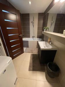 een badkamer met een bad, een wastafel en een toilet bij Apartmány Diamant in Bratislava