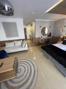duży pokój z łóżkiem i kanapą w obiekcie Avangard PRESTIGE w Świnoujściu