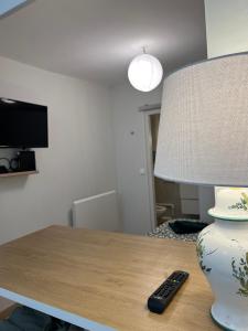 Televízia a/alebo spoločenská miestnosť v ubytovaní Romarin - studio BSB / Godrans