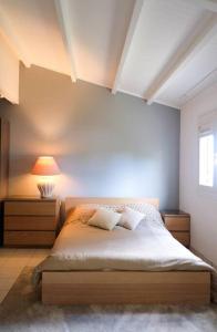 - une chambre avec un lit et une lampe dans l'établissement INCROYABLE Villa avec vue mer et piscine privative au sel, à Sainte-Luce