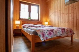 sypialnia z łóżkiem w pokoju z oknem w obiekcie Bursztynowy Zakątek w Grzybowie