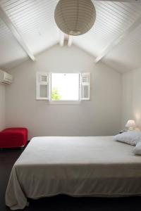 - une chambre blanche avec un lit et une fenêtre dans l'établissement INCROYABLE Villa avec vue mer et piscine privative au sel, à Sainte-Luce