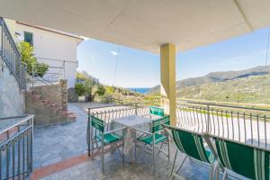a table and chairs on a balcony with a view at CASA VACANZA IL PORTICO in Moneglia