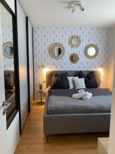 een slaapkamer met een bed met spiegels aan de muur bij SeeCondo in Unterburg am Klopeiner See