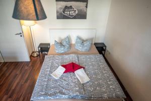 ライプツィヒにあるLittle white dream (5min to downtown)のベッドルーム1室(枕2つ、赤い弓ネクタイ付)