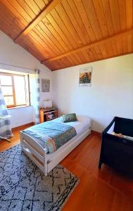 um quarto com uma cama e um tecto de madeira em La Maison d'Ipso em Les Pins