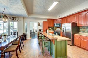 Η κουζίνα ή μικρή κουζίνα στο Cleveland Cabin with Private Hot Tub about 7 Mi to Helen