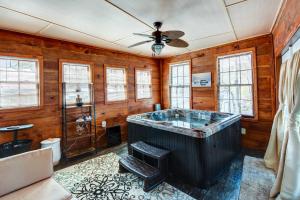 Φωτογραφία από το άλμπουμ του Cleveland Cabin with Private Hot Tub about 7 Mi to Helen σε Κλίβελαντ +17 φωτογραφίες