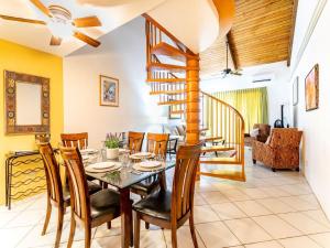 uma sala de jantar e sala de estar com mesa e cadeiras em Kamaole Sands 8-402 - 2 Bedrooms, Pool Access, Spa, Sleeps 6 em Wailea