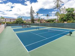 um campo de ténis com um banco em Kamaole Sands 8-402 - 2 Bedrooms, Pool Access, Spa, Sleeps 6 em Wailea
