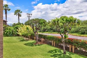 um parque com relva verde, árvores e flores em Kamaole Sands 8-402 - 2 Bedrooms, Pool Access, Spa, Sleeps 6 em Wailea