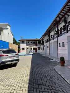 un coche aparcado frente a un edificio en Pousada Canto Juquehy en Juquei