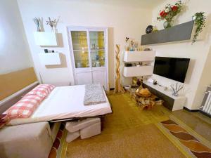 a small room with a bed and a television at Casa di Olli in Sestri Levante