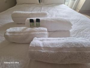 a bed with white towels on top of it at WelcomeAgen - Al Capone - Clim - Wifi Fibre - Cosy in Agen