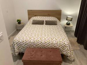sypialnia z dużym łóżkiem z drewnianym zagłówkiem w obiekcie Belle maison2 chambres pres du Paris 80m2 w mieście Villecresnes