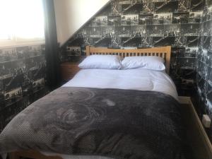 A bed or beds in a room at Town house Weymouth 3 bedrooms