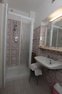W łazience znajduje się prysznic i umywalka. w obiekcie Hotel Villa Amelia w Alassio