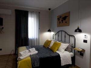 阿格里真托Nicarè Rooms的一间卧室配有黄色和白色枕头的床